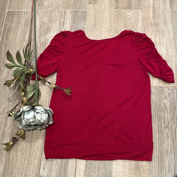 ❗️BUNDLE SALE 4 for $20 - 🎄RED Short sleeve TOP - Picture 5 of 8